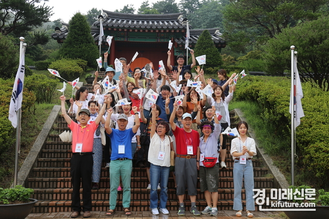지난 17일 오후 안성 3.1 운동 기념관에서 경기그랜드투어 항일 역사 유적지 투어 참가자들이 100년 전 3.1운동 정신을 되새기며 만세를 외치고 있다.<사진=경기관광공사>