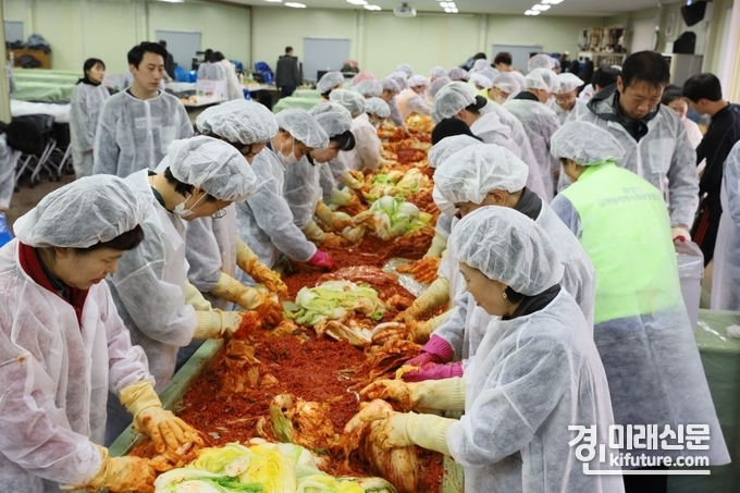 화성시 동탄6동 관계자들이 지난 16일 관내 기업 및 자원봉사자들이 참여한 가운데 취약계층을 위한 사랑의 김장을 담그고 있다.<화성시> 