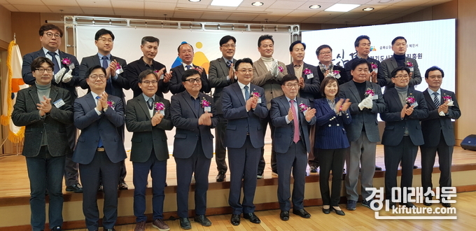 지난 29일 안혜영 경기도의회 부의장(앞줄 오른쪽 네번째)이 경기도 광주시 경안동 행정복지센터에서 열린 '경기도시장상권진흥원 남동센터 개소식'에 참석한 가운데 관계자들과 기념촬영을 하고 있다.<사진=경기도의회>
