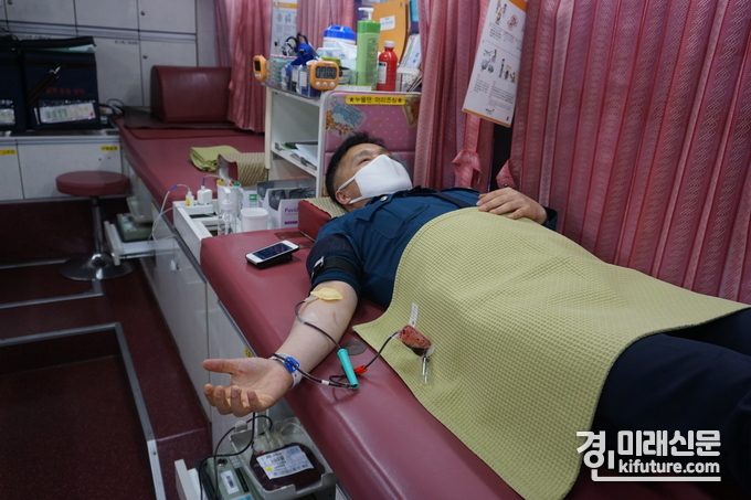 화성동탄경찰서 직원이 헌혈을 하고 있다.<사진=화성동탄경찰서>