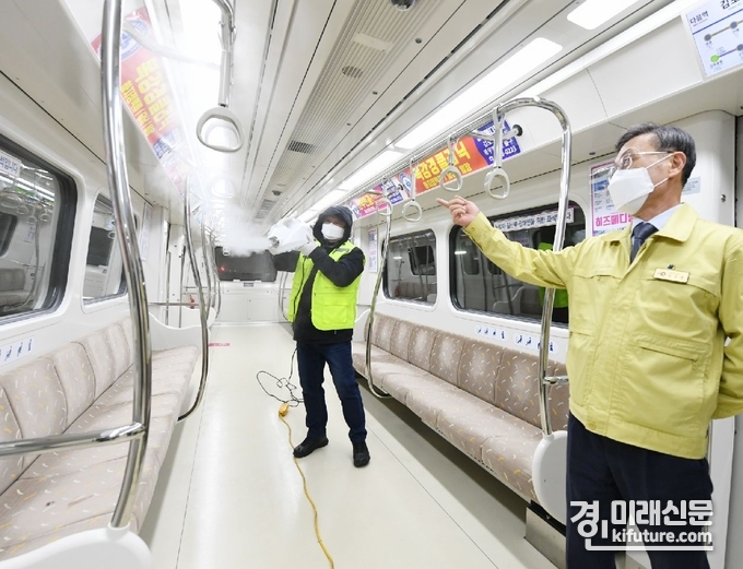 지난 28일 정하영 김포시장이 김포골드라인 차량 방역상황을 점검하고 있다.<사진-=김포시> 