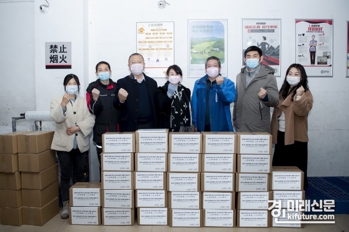 중국 칭다오시문화관광국과 칭다오시여행사협회가 한국 여행업체에 마스크 1만5000장을 전달하고 기념촬영을 하고 있다.<사진=칭다오여행사협회>