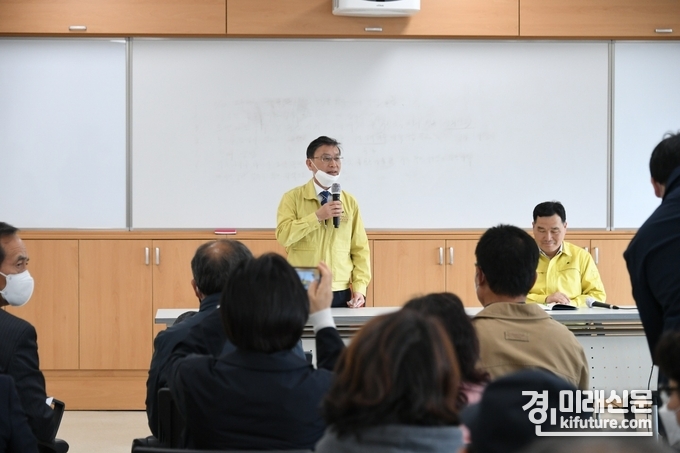정부관계자가 주민대표들에게 외국인 임시생활시설에 대해 설명을 하고 있다.<사진=김포시>
