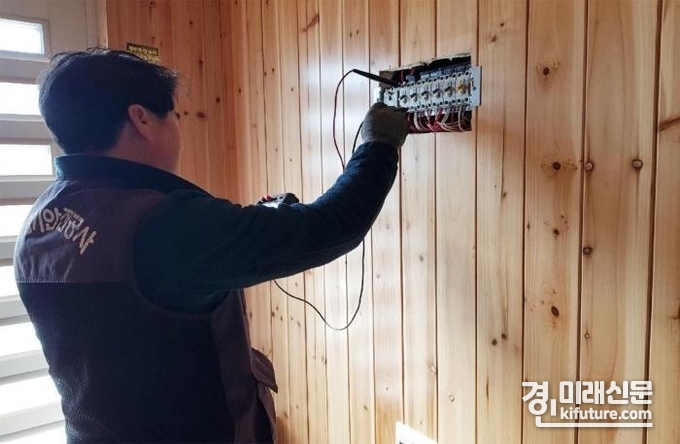 시흥시 관계자가 소방전기 안전진단을 하고 있다.<사진=시흥시>