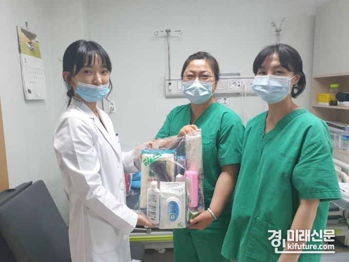 영월의료원 관계자들이 코로나19 환자 입원 물품을 지원받고 기념촬영을 하고 있다.<사진=사랑의열매>