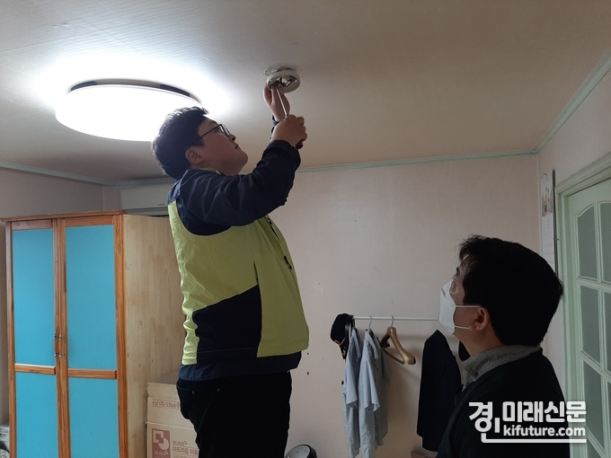 경기도시공사 관계자가 국가유공자 가구에 화재감지기를 설치하고 있다.<사진=경기도시공사>