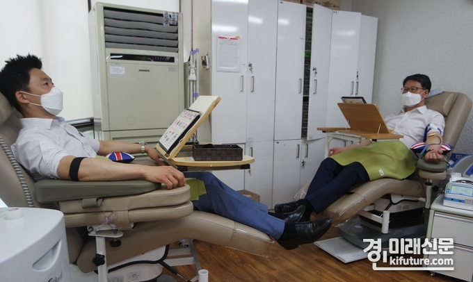 경기도장애인체육회 직원들이 헌혈에 동참하고 있다.<사진=경기도장애인체육회>