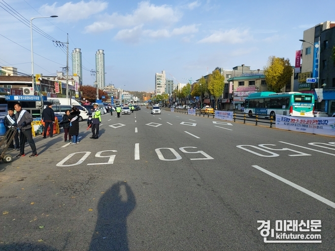 지난해 11월 군포시 관계자들이 산본시장 불법주정차 특별단속을 실시하고 있다.<사진=군포시>