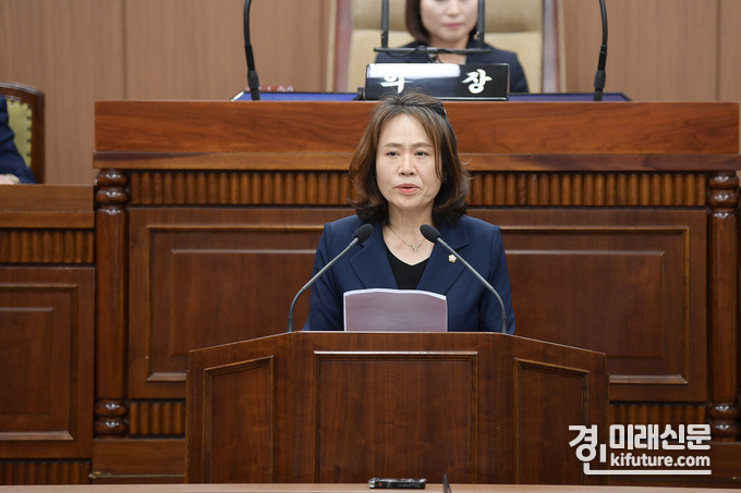 최명진 김포시의원이 수도권 동-서연결 GTX-D 노선 결의안에 대한 설명을 하고 있다.<사진=김포시의회>