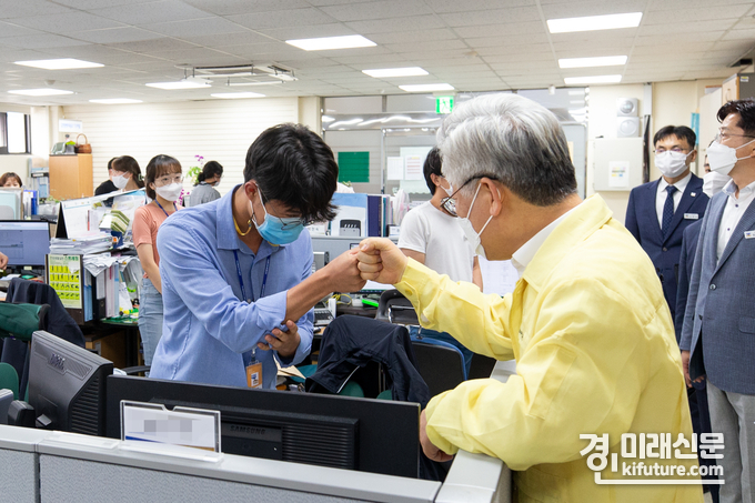 이재명 지사는 코로나19 발생이후 주말도 휴일도 없이 확진자 치료, 역학조사 등 감염병 확산을 막기 위해 고군분투중인 경기도 코로나19긴급대책단과 감염병관리과 직원들을 격려하기 위해 깜짝 방문을 했다.<사진=경기도> 