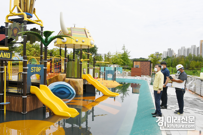 정하영 김포시장이 마산동 마리미공원 물놀이장 현장을 둘러보고 있다.<사진=김포시>