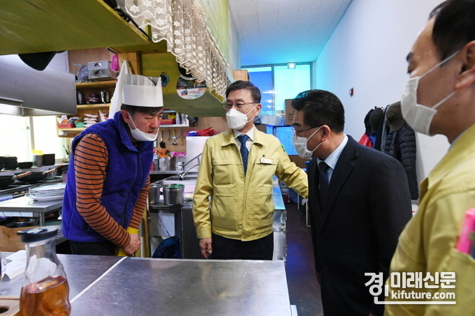 정하영 김포시장(왼쪽 두번째)이 지역 경제 안정화 관련 현장을 둘러보고 있다.<사진=김포시>