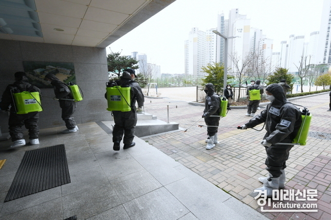 김포시 관계자들이 마산동 일원을 방역하고 있다.<사진=김포시>