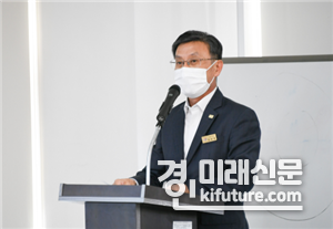 정하영 시장이 진흥원 유치를 위한 2차심사에서 프레젠테이션 발표하고 있다.<사진=김포시> 