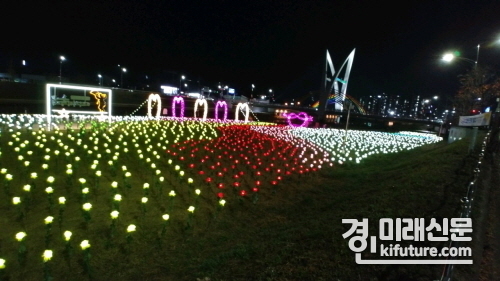 안성천 일원에 설치된 경관조명 모습.<사진=안성시>