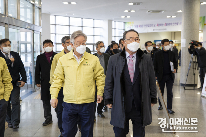 이재명 경기도지사가 경기대학교 기숙사를 둘러보고 있다.<사진=경기도>