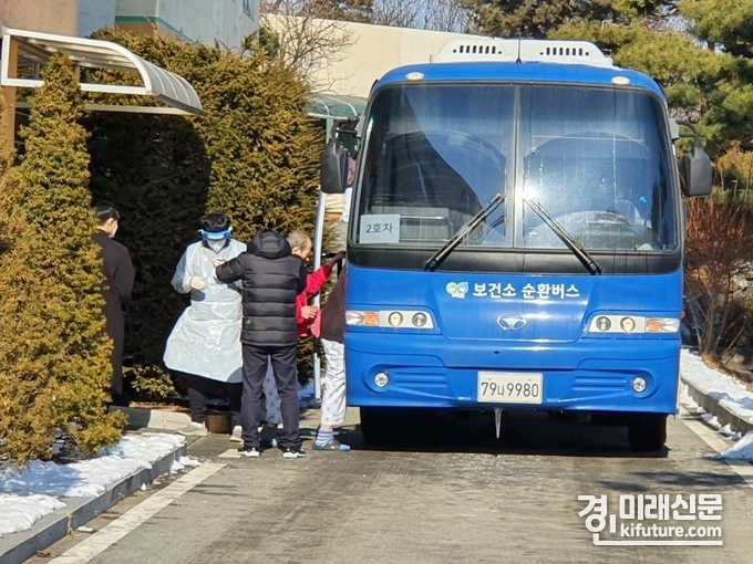 안성시가 관내 정신요양병원에서 코로나19 확진자가 발생, 입원자 중에 음성판정을 환자들을 성안드레아 병원으로 이송하고 있다.<사진=안성시>