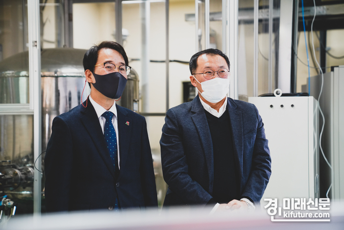 이원욱 위원장과 강웅 박사(오른쪽) 모습.<사진=이원욱 의원실>