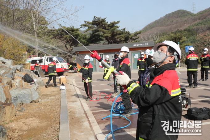 한대희 시장이 산불전문예방진화대원들과 함께 호스로 물을 뿜어내고 있다.<사진=군포시>