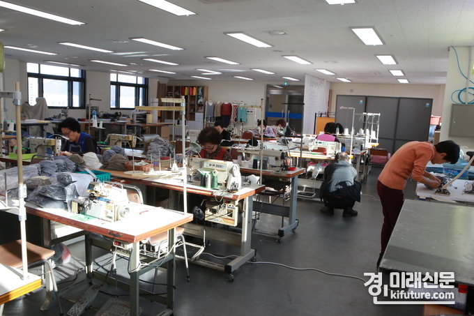군포 노인행복센터 내 공동작업장에서 어르신들이 재봉바느질 등에 여념이 없다.<사진=군포시>
