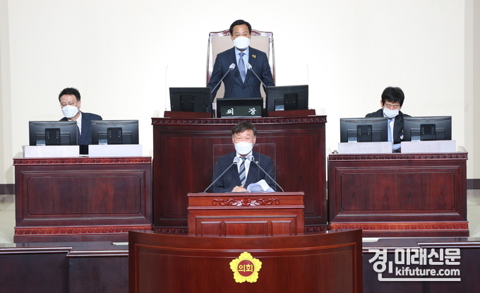 남종섭 의원이 13일 5분 발언에서 한국농어촌공사가 기흥호수 수상골프장 재계약 즉각 중지 등 공공기관으로서 책임과 의무를 다할 것을 촉구하고 있다.<사진=경기도의회>