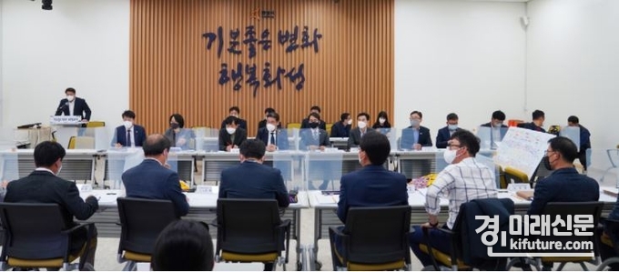 지난 29일 경부고속도로직선화(지화하)와 관련해 관계자들이 회의를 진행하고 있다.<사진=이원욱의원실> 