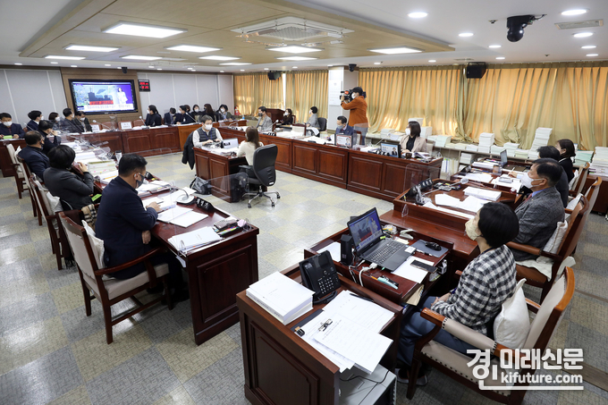 24일 수원시의회 도시환경위원회가 환경국 소관업무 행정사무감사를 진행하고 있다.<사진=수원시의회>