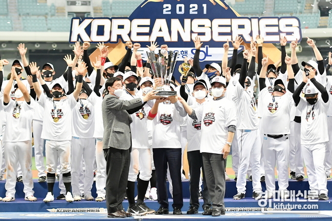 지난 11월18일 한국시리즈 우승한 kt wiz와 함께 염태영 수원시장이 우승컵을 들어보이고 있다.<사진=수원시>