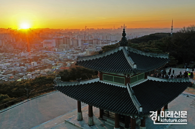 2022년 1월 1일 수원시 팔달구 팔달산에 위치한 수원화성 서장대에서의 첫 일출.<사진=수원시>