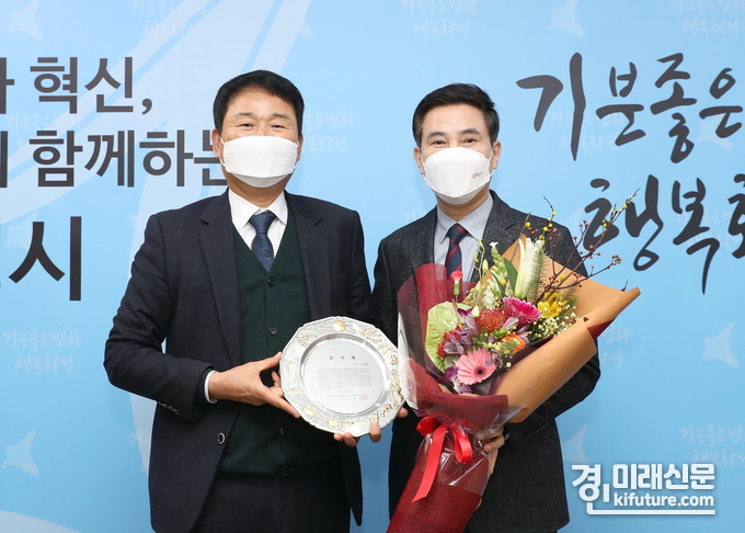 6일 서철모 화성시장(오른쪽)이 경기화성바이오밸리기업인협의회로부터 감사패를 전달받고 기념사진을 촬영하고 있다.<사진=화성시>