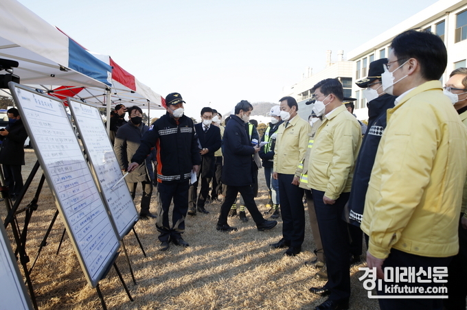 6일 장현국 의장이 평택 냉동창고 신축 공사장 화재현장에서 관계자의 설명을 듣고 있다.<사진=경기도의회>