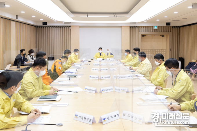 오병권 경기도지사 권한대행은 11일 평택냉동창고 화재 관련 긴급 점검회의를 주재하고 있다.<사진=경기도>