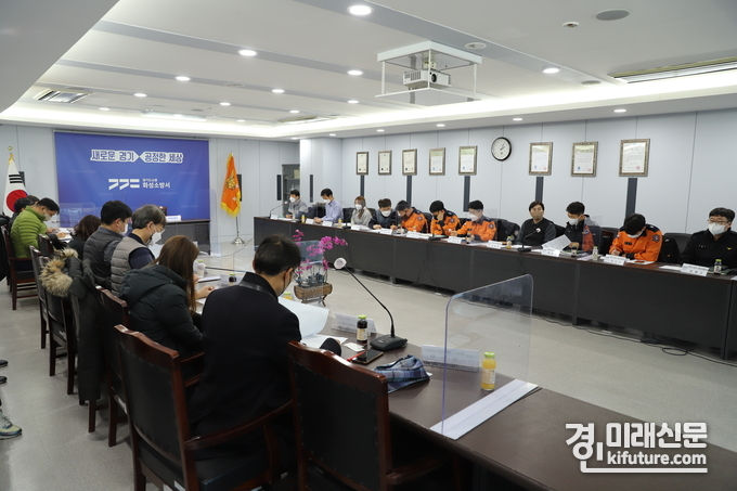 화성소방서를 방문한 관계자들이 양방향 긴급차량 우선신호제어시스템 시범운영 현황에 대해 설명을 듣고 있다.<사진=화성시> 