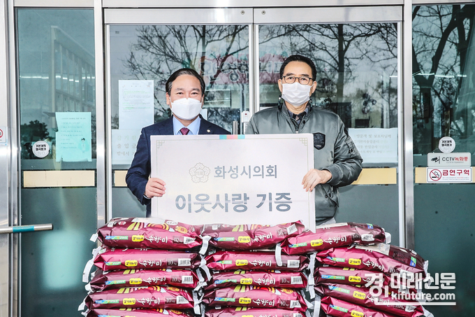 원유민 화성시의회 의장은 25일 복지시설을 방문해 위문품을 전달하고 기념촬영을 하고 있다.<사진=화성시의회>