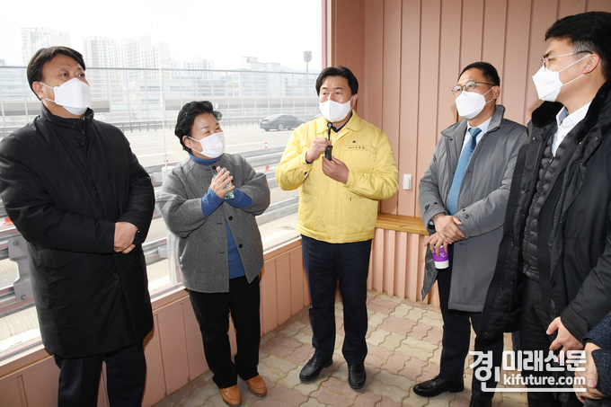 임병택 시흥시장(가운데)이 25일 시흥영업소 광역버스 환승정류장 개소식에 참석해 관계자들과 둘러보고 있다.<사진=시흥시>