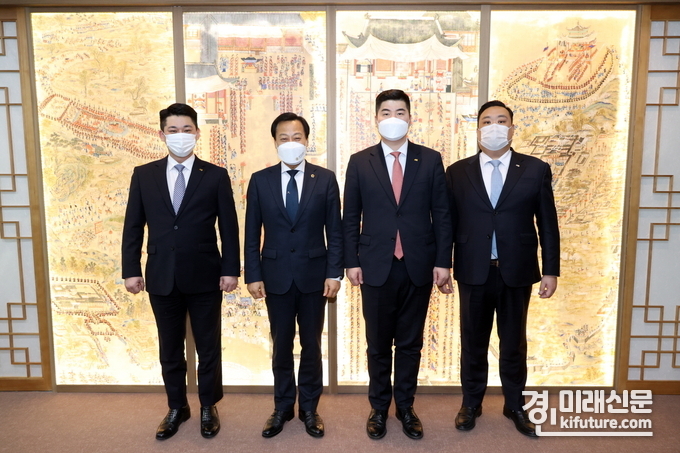 강태준 한국JC 사무총장. 장현국 의장. 이상호 수원JC 회장. 현준원 수원JC 상임부회장.(왼쪽부터)이 기념촬영을 하고 있다.<사진=경기도의회>