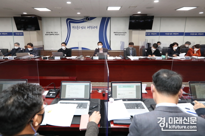 서철모 화성시장이 국장단 회의를 주재하고 있다.<사진=화성시>