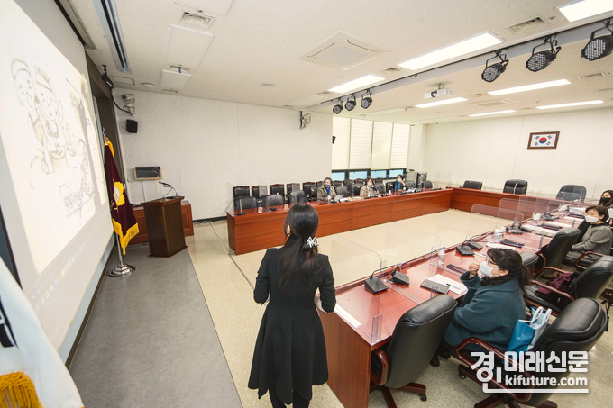 화성시의회 교육복지위원회가 간담회를 개최하고 있다.<사진=화성시의회>
