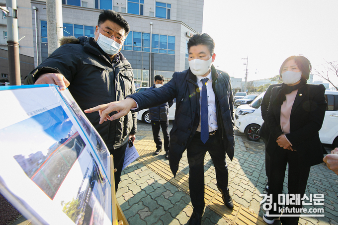 화성시의회 기획재정위원회는 10일 제209회 화성시의회 임시회 중 공유재산 관리계획안 심의대상지를 방문해 관계자의 설명을 듣고 있다.<사진=화성시의회>