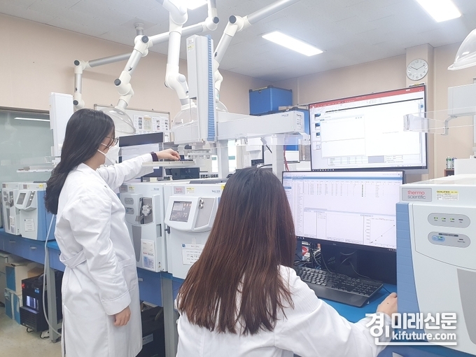 경기도보건환경연구원 관계자들이 잔류농약 검사를 하고 있다.<사진=경기도보건환경연구원>