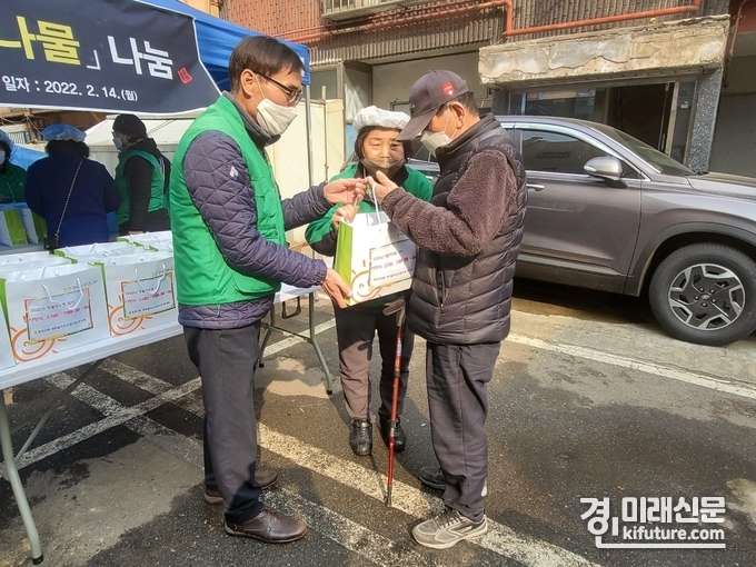 광명4동 새마을지도자협의회·부녀회는 정월대보름을 맞아 오곡밥 및 나물 등을 어르신에게 전달하고 있다.<사진=광명시>