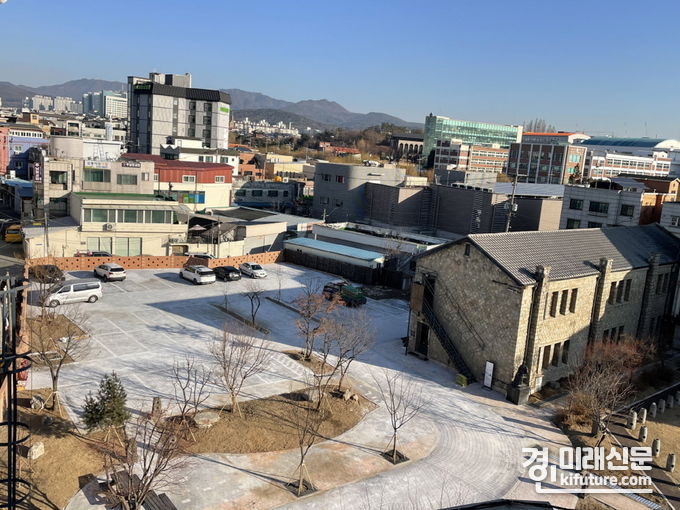 '북수동 왕의 골목 특화사업'으로 북수동성당 내 조성한 공공통행로 모습.<사진=수원시>