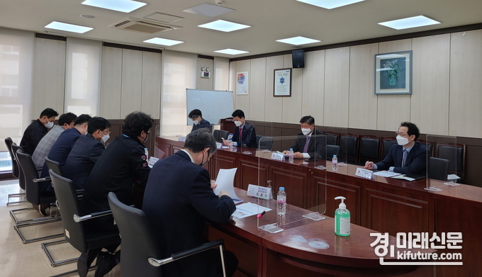 안산시와 고려대의료원 관계자들이 안산캠퍼스 구축 논의를 하고 있다.<사진=안산시>