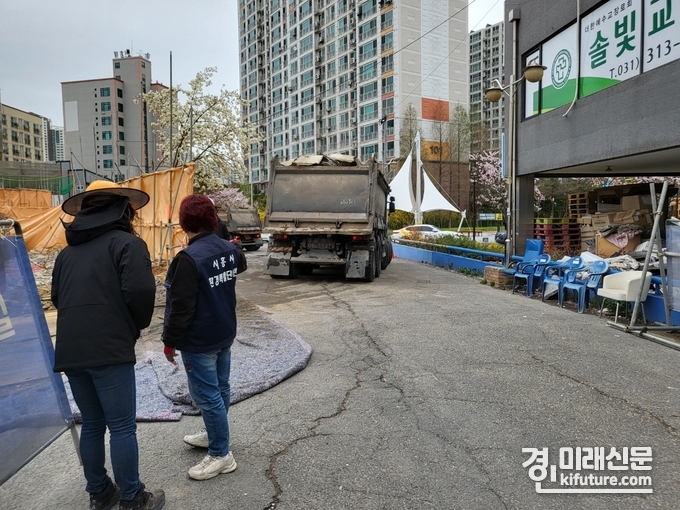 시흥시 관계자가 공사장을 점검하고 있다. <사진=시흥시>