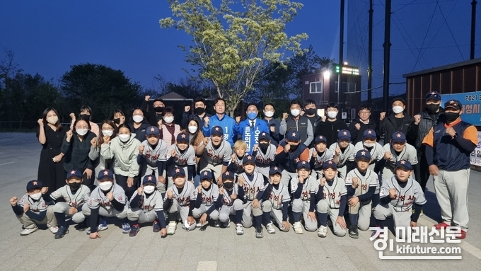 정명근 화성시자 후보가 서부리틀야구단 선수들과 기념촬영을 하고 있다. <사진=정명근 후보 선거사무소>