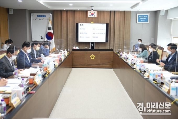지난 12일 열린 '경기도 지역균형발전위원회 심의'에서 최종 6개 시군 9개 사업을 선정하고 있다. <사진=경기도>