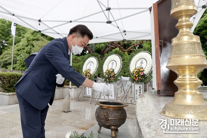 박승원 광명시장이 제67회 현충일을 맞아 철산동 현충공원 내 故 육군준장 차상준 등 474위의 봉안영현이 있는 현충탑에서 분향을 하고 있다. <사진=광명시>