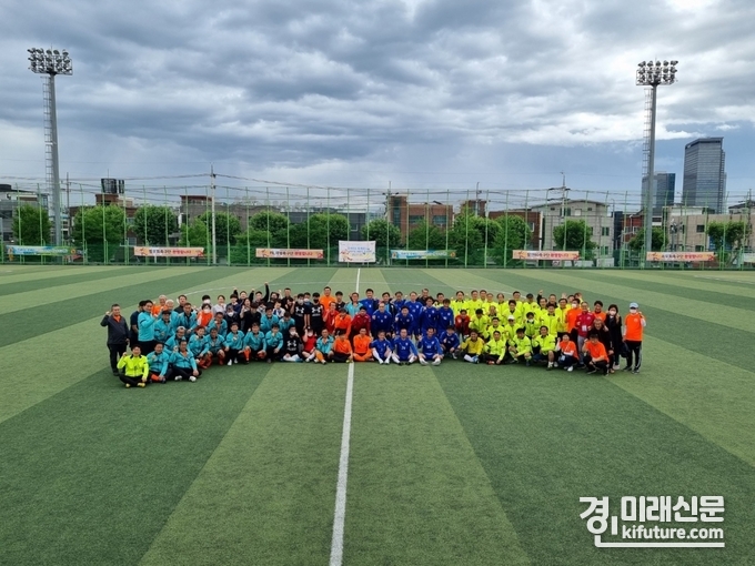'2022 경기도어울림축구대회에 참가한 관계자들이 기념촬영을 하고 있다. <사진=경기도장애인축구협회>