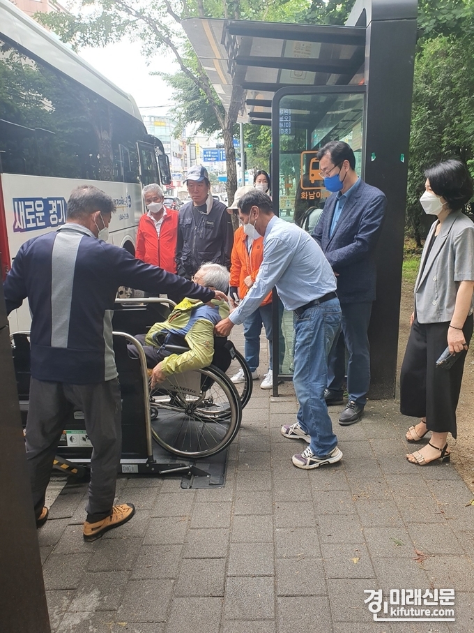 정명근 화성시장 당선인이 나들이에 나서는 장애인의 휠체어를 밀어주며 격려하고 있다. <사진=화성시> 