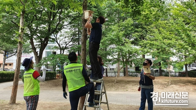 오산 궐동행복마을관리소 관계자들이 도시 숲에 인공새집을 설치하고 있다. <사진=오산시> 